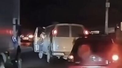 VIDEO: ‘¡Todo, todo!’; pareja graba asalto y huyen en reversa en carretera de Edomex
