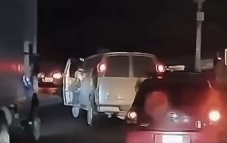 VIDEO: ‘¡Todo, todo!’; pareja graba asalto y huyen en reversa en carretera de Edomex