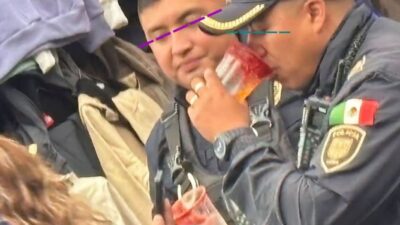 ¡SALUD!: Policías pasean por el tianguis con unas bebidas sospechosas