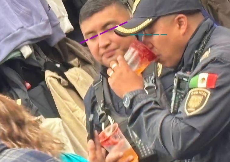 ¡SALUD!: Policías pasean por el tianguis con unas bebidas sospechosas