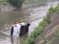 VIDEO: ‘Volvió a nacer’; salvan a conductor que cayó con todo y carro al canal