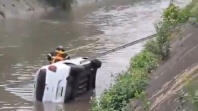 VIDEO: ‘Volvió a nacer’; salvan a conductor que cayó con todo y carro al canal