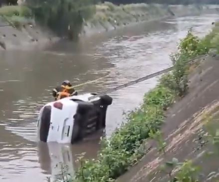 VIDEO: ‘Volvió a nacer’; salvan a conductor que cayó con todo y carro al canal