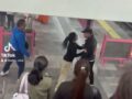 VIDEO: ‘¡Relájate!’; jovencita controla a su novio violento en el Metro
