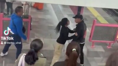 VIDEO: ‘¡Relájate!’; jovencita controla a su novio violento en el Metro