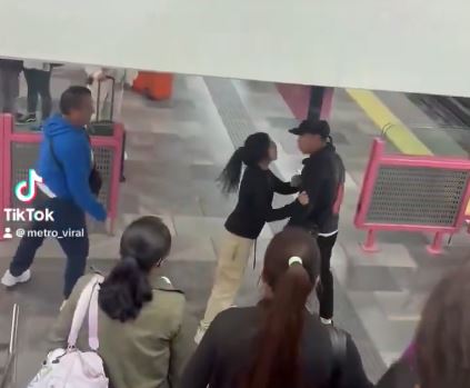 VIDEO: ‘¡Relájate!’; jovencita controla a su novio violento en el Metro