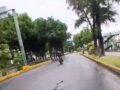 VIDEO: Motociclistas se pasan el alto; los dos salen ‘volando’ y azotan