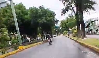 VIDEO: Motociclistas se pasan el alto; los dos salen ‘volando’ y azotan