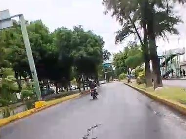 VIDEO: Motociclistas se pasan el alto; los dos salen ‘volando’ y azotan