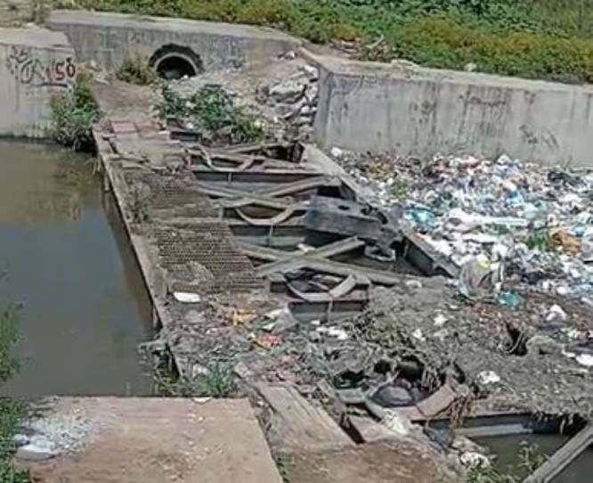 VIDEO. Madres buscadoras encuentran otro cuerpo flotando en un «canal de la muerte» en Edomex