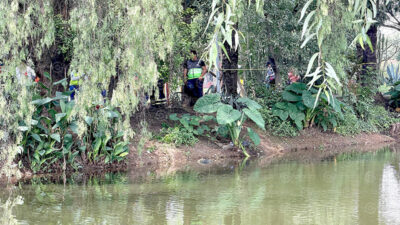VIDEO. Encuentran cuerpo de un hombre sin zapatos flotando en canal de aguas negras