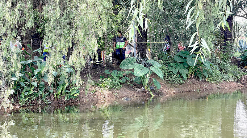 VIDEO. Encuentran cuerpo de un hombre sin zapatos flotando en canal de aguas negras
