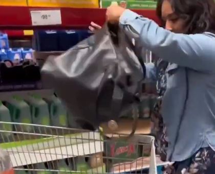 VIDEO: ‘¡Te grabé!’; fardera llevaba muchas botellas de whiskey en el Sam´s