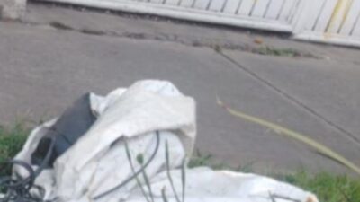 MACABRO: Sujetos arrojan cuerpo envuelto en una lona cerca del Metro