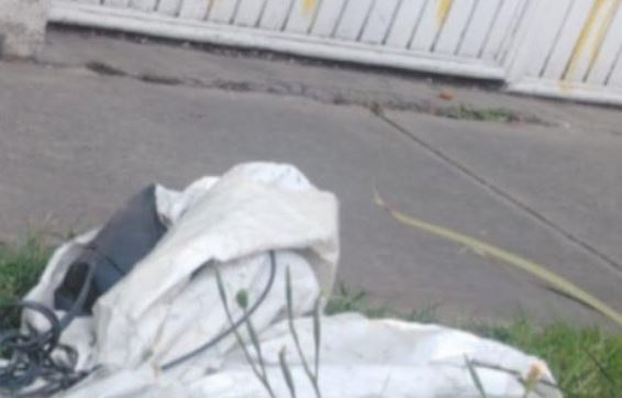 MACABRO: Sujetos arrojan cuerpo envuelto en una lona cerca del Metro