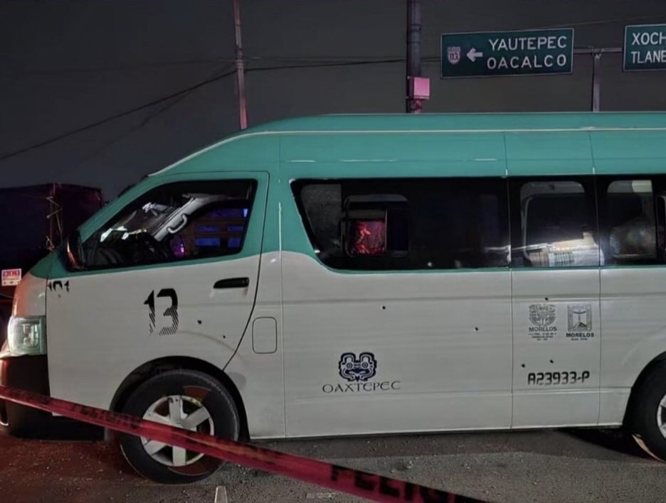 ATAQUE: Extorsionadores armados rafaguean combi de pasajeros por la noche