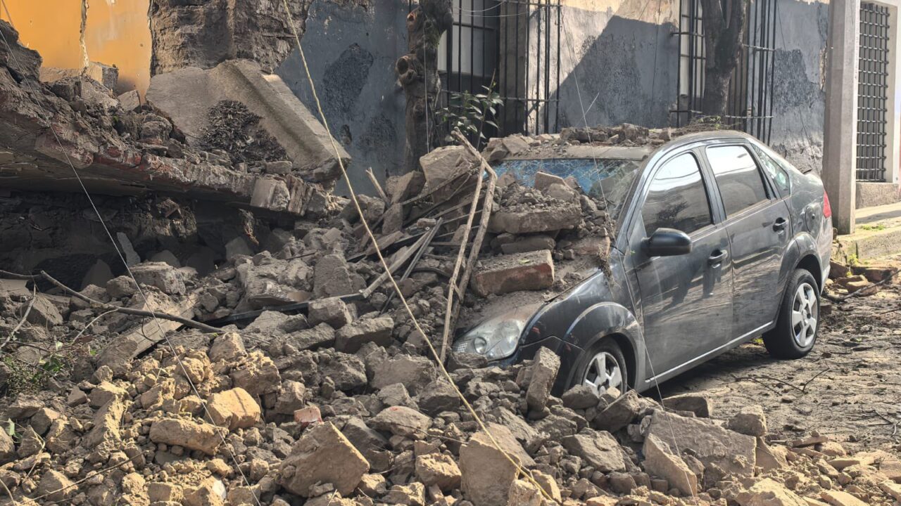 ALERTA: Vecinos reportaron una barda peligrosa hace meses y hoy cayó sobre un auto