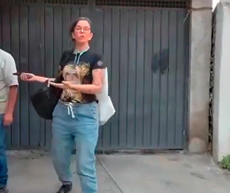 VIDEO. #LadyFerrari; extranjera insulta a chofer de Didi por no llevar material de construcción