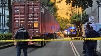 TERRIBLE: Nadie lo reconoció y quedó aplastado por un tráiler de doble remolque