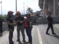 VIDEO: Puente peatonal ‘nuevo’ se desploma y cae sobre la avenida
