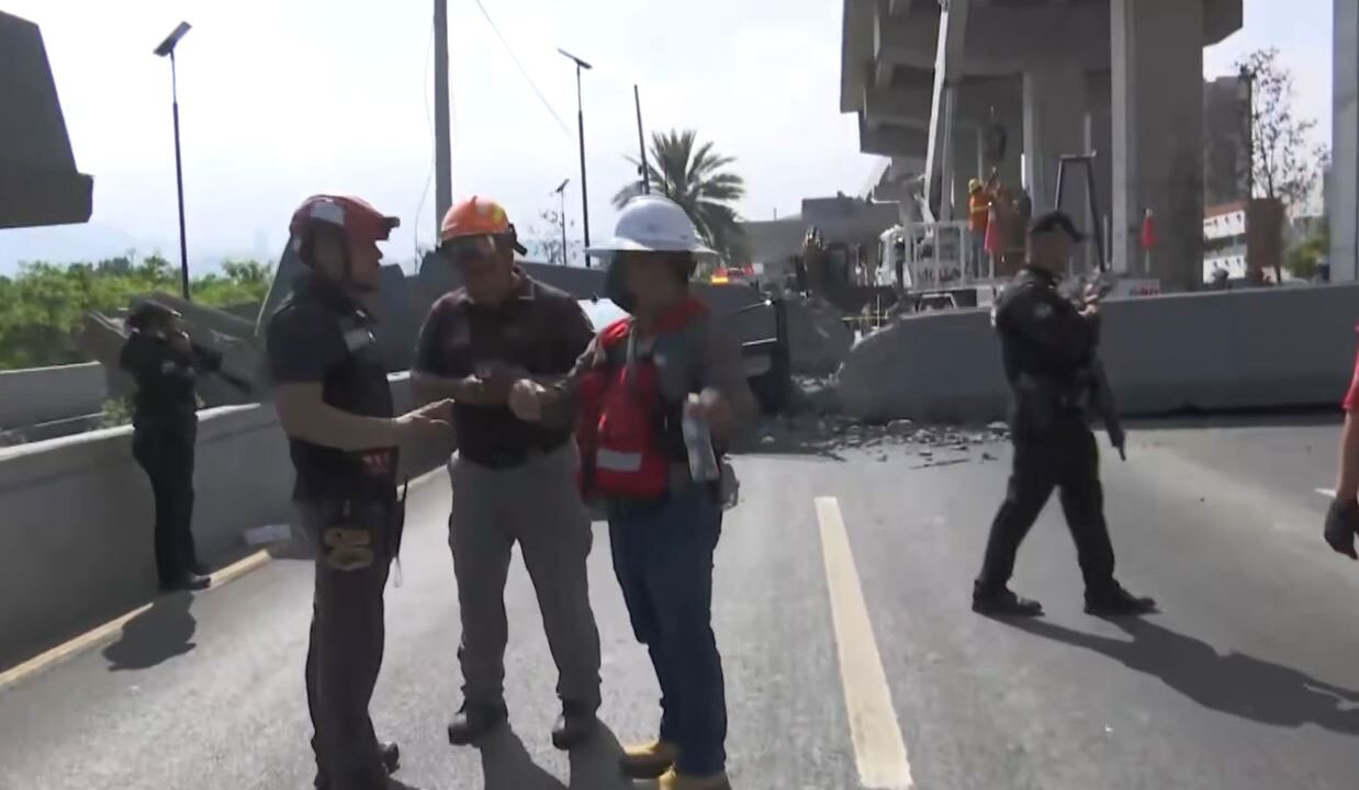 VIDEO: Puente peatonal ‘nuevo’ se desploma y cae sobre la avenida