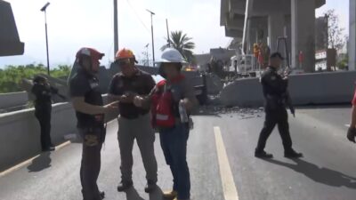 VIDEO: Puente peatonal ‘nuevo’ se desploma y cae sobre la avenida