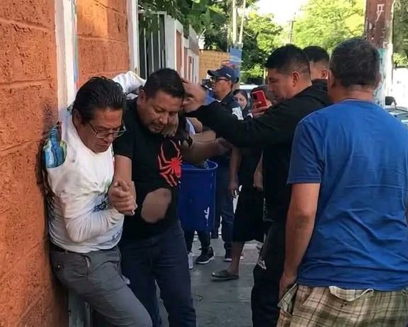 VIDEO: Sujeto golpeaba a su ex afuera de la primaria y recibe una severa paliza