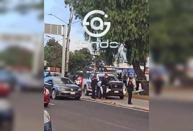 URGENTE: Jovencita iba en una moto sobre el carril del Mexibús y muere al caer