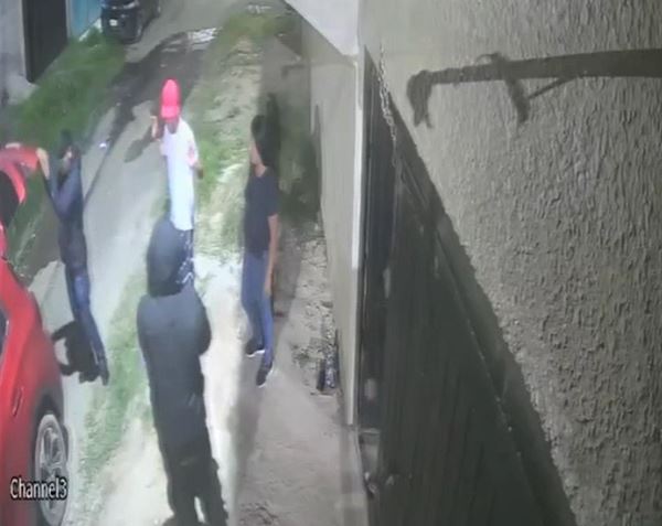 VIDEO: Encapuchados disparan a familia con niños para robar su camioneta
