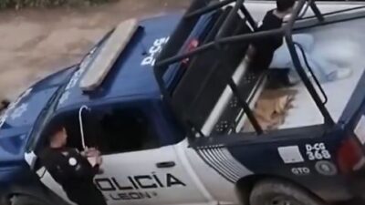 VIDEO: Policía deja las llaves en la patrulla con un detenido y hace un tremendo ‘oso’