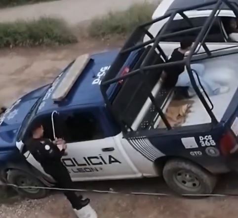 VIDEO: Policía deja las llaves en la patrulla con un detenido y hace un tremendo ‘oso’