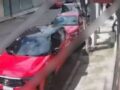 VIDEO: ‘¡Auxilio!’; mujeres son seguidas y asaltadas tras retirar dinero del banco