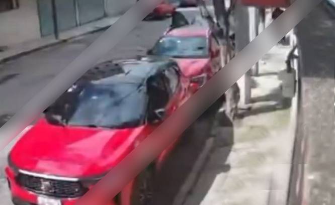 VIDEO: ‘¡Auxilio!’; mujeres son seguidas y asaltadas tras retirar dinero del banco