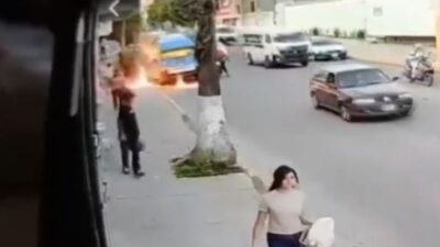 VIDEO: Criminales obligan a pasajeros de combi a bajar y le prenden fuego