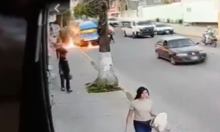 VIDEO: Criminales obligan a pasajeros de combi a bajar y le prenden fuego