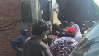VIDEO. Banda de invasores intenta despojar de su casa a un abuelo en Edomex; amenazan con ‘darle piso’