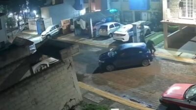 VIDEO: Criminales roban a empujones un carro de una casa en Edomex