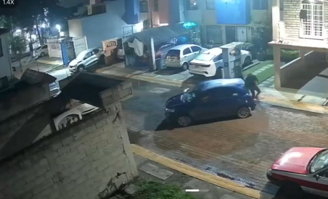 VIDEO: Criminales roban a empujones un carro de una casa en Edomex