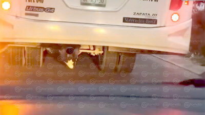 VIDEO. Estudiante de secundaria viaja entre las llantas de un autobús para no pagar pasaje