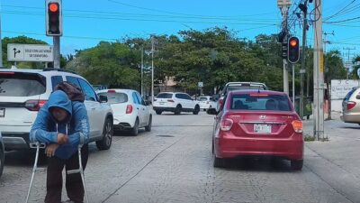 VIDEO: Exhiben a falso discapacitado que pedía dinero en los semáforos