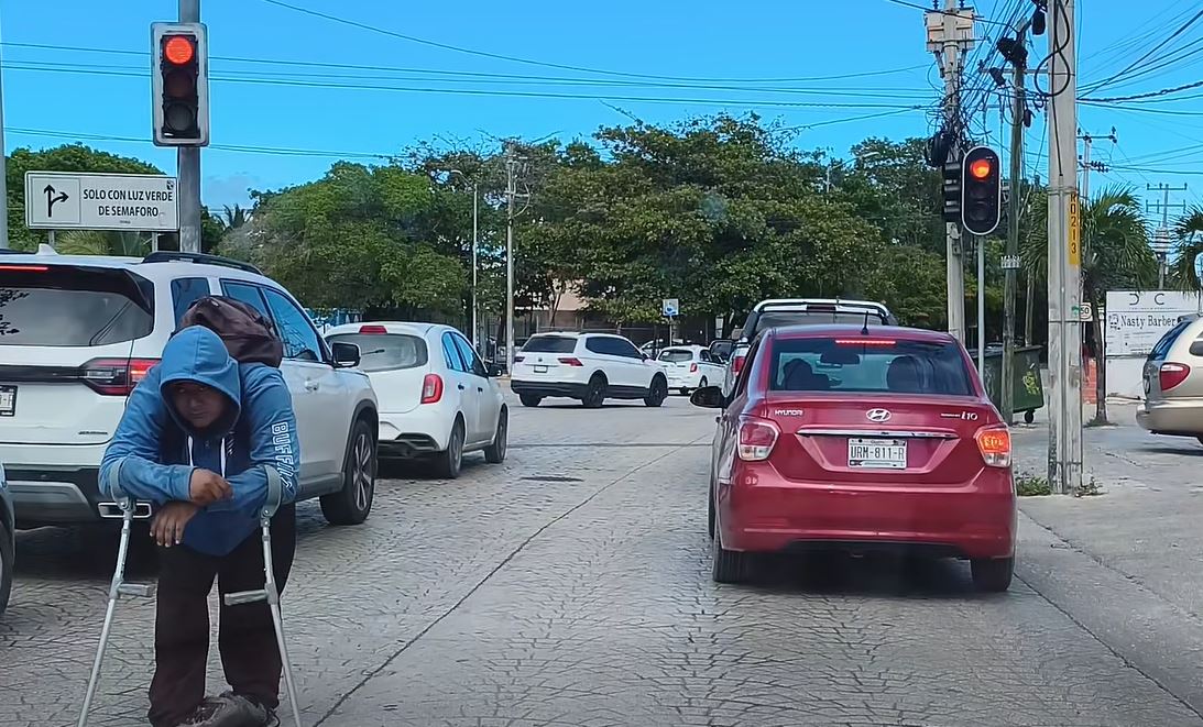 VIDEO: Exhiben a falso discapacitado que pedía dinero en los semáforos