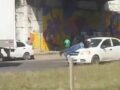 VIDEO: Conductora se lleva a un hombre en el cofre de su auto en Edomex