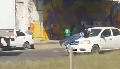 VIDEO: Conductora se lleva a un hombre en el cofre de su auto en Edomex