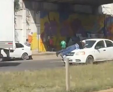 VIDEO: Conductora se lleva a un hombre en el cofre de su auto en Edomex