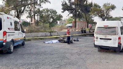 VIDEO. Motociclista queda muerto sobre autopista después de derrapar
