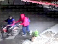VIDEO. Delincuentes asaltan un negocio y escapan empujando su motocicleta