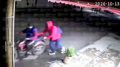 VIDEO. Delincuentes asaltan un negocio y escapan empujando su motocicleta