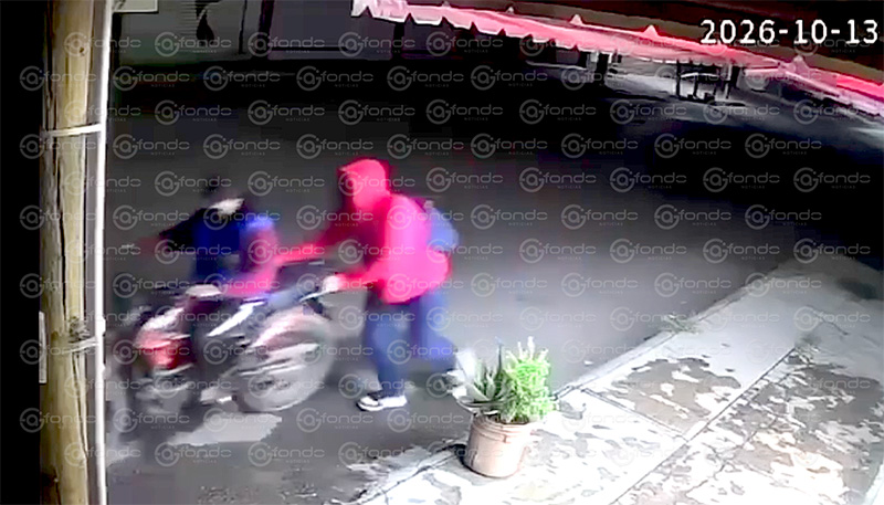 VIDEO. Delincuentes asaltan un negocio y escapan empujando su motocicleta