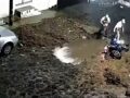 VIDEO: Motociclistas ‘brillantes’ ignoran cinta amarilla y caen a un socavón