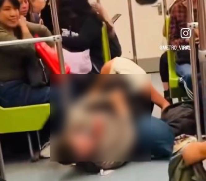 VIDEO: Usuarias del Metro se dan con todo y terminan en el suelo por un asiento